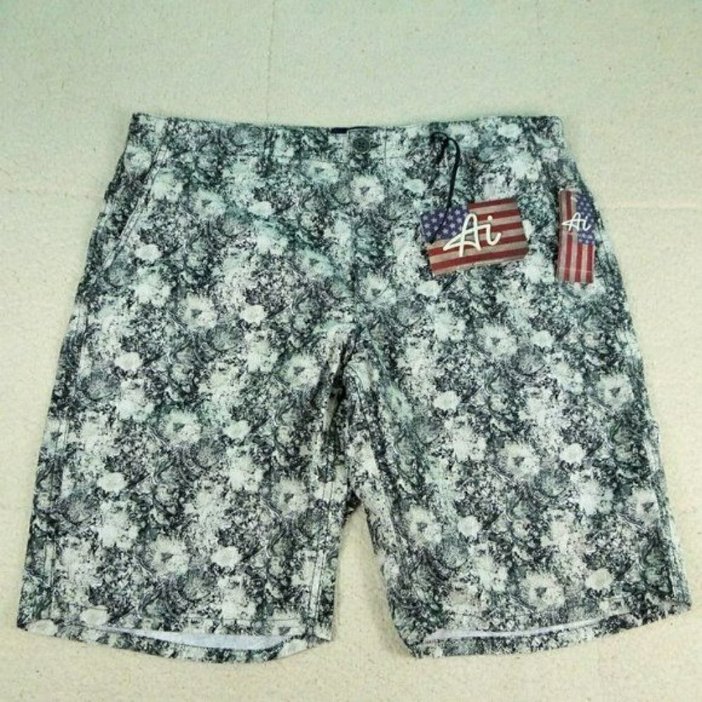 Authentic Icon American Idol Black/White Shorts Size 30